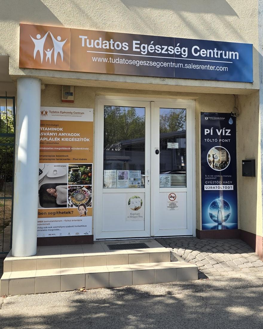 A Tudatos Egészség Centrum üzletének bejárata Győrben, a Mécs László utca 24. szám alatt